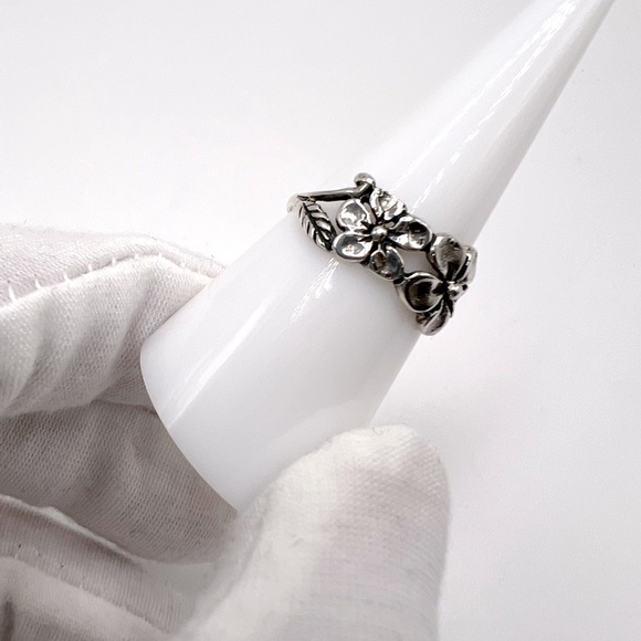 Sz 6, Sale $12 Firm! .925 Sterling Silver Triple Flower Ring - Picture 2 of 14
